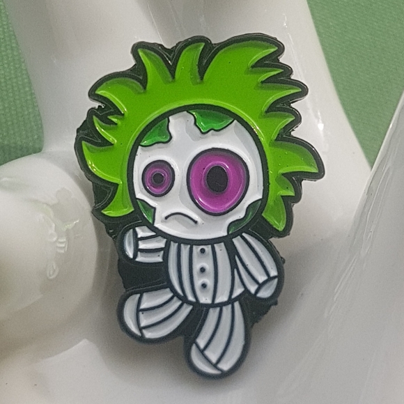 🐞🥫 Beetlejuice Voodoo Doll Pin - Picture 2 of 4